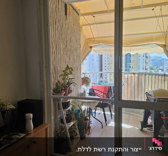 דלת אלומיניום מזכוכית מובילה למרפסת